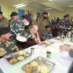 अर्धसैनिक बलों के जवानों के साथ भोजन करते अमित शाह