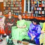 सोनिया गांधी व अन्य के साथ अरूसा आलम की तस्वीर।