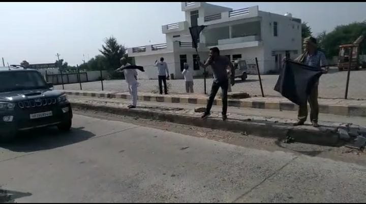 Show black flags to Minister of State Anoop Dhanak and BJP State President OP Dhankhar