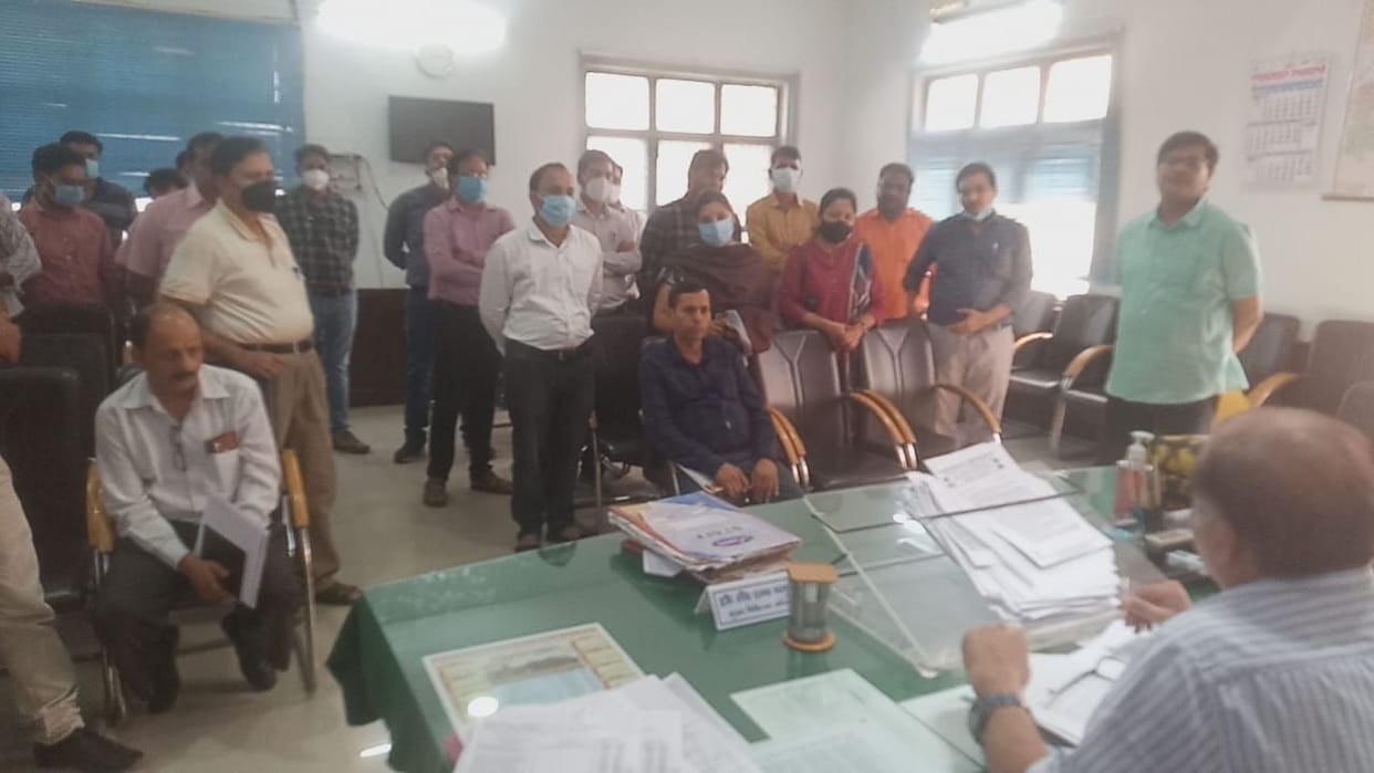 Hathras: CHC across the district, doctors of PHC reached CMO office