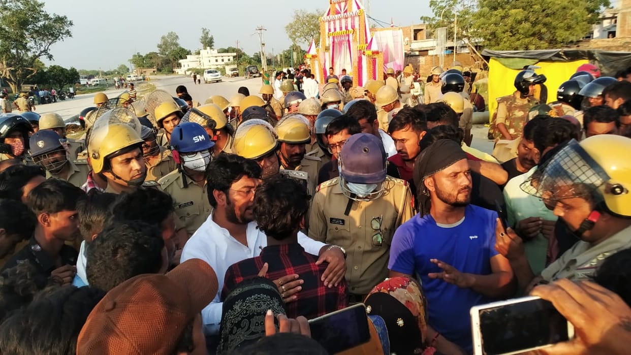 The youth was killed by stabbing in the fair after the postmortem villagers blocked the road in Azamgarh