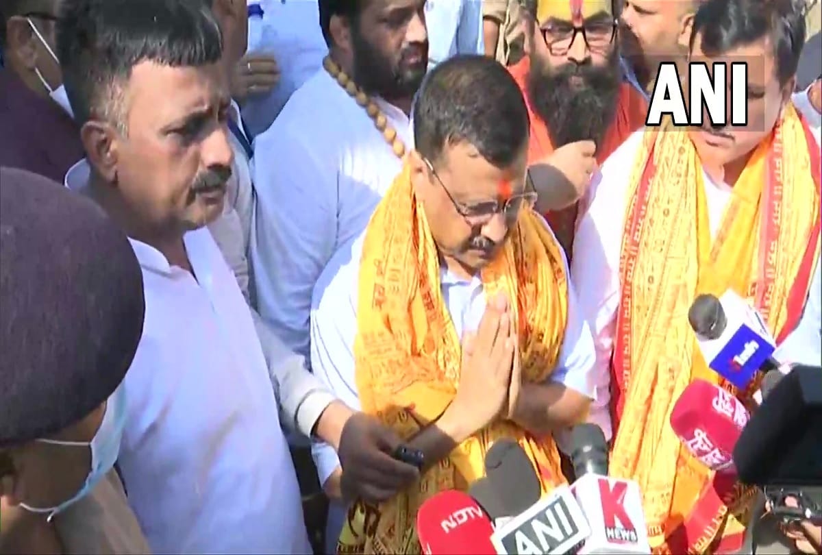 Delhi CM Arvind Kejriwal in Hanuman Garhi Temple Ayodhya Delhi Chief Minister Arvind Kejriwal offers prayers at Hanuman Garhi temple in Ayodhya