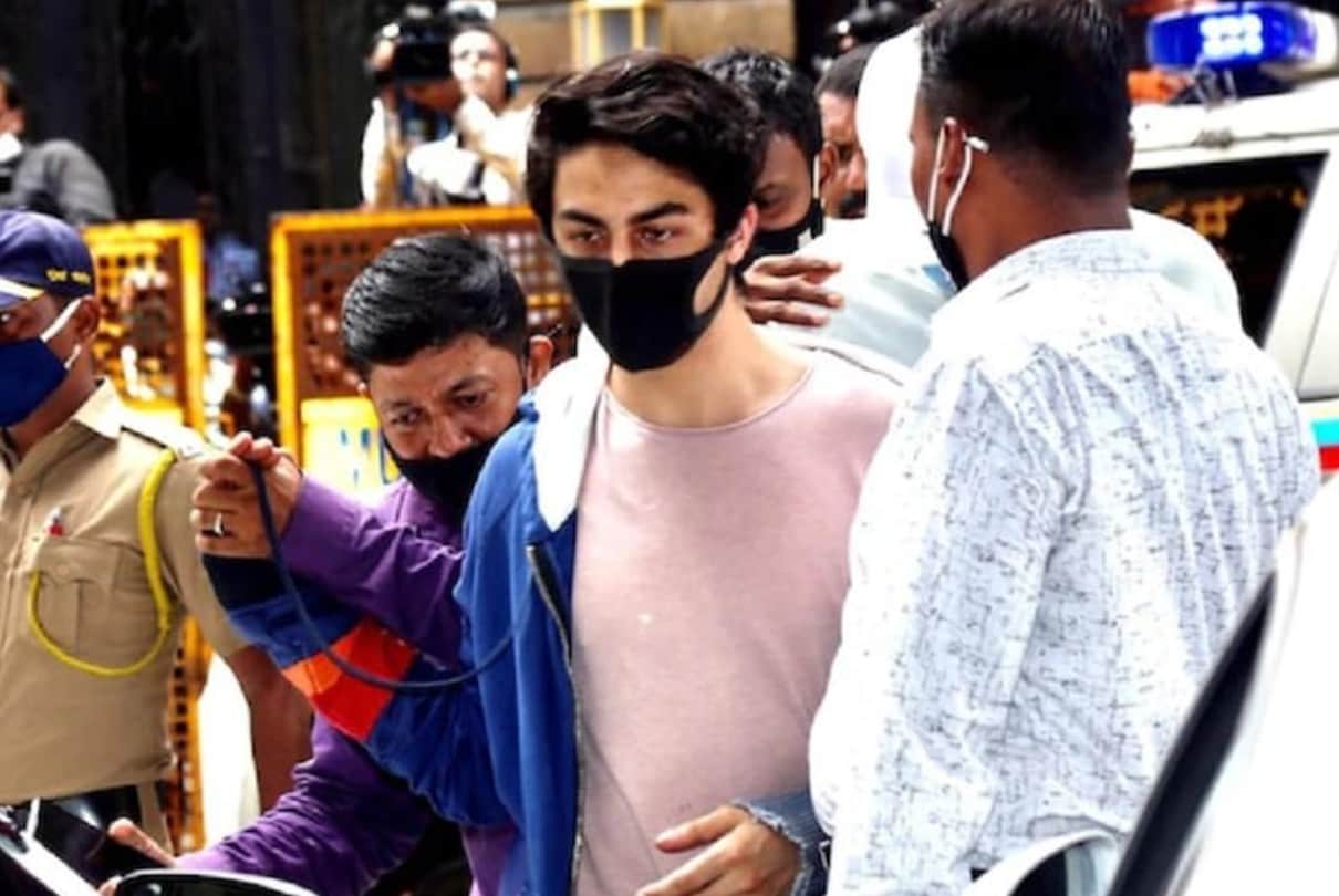 Aryan Khan Bail suhana khan was seen showering love on her brother Aryan Khan  and share years old photo