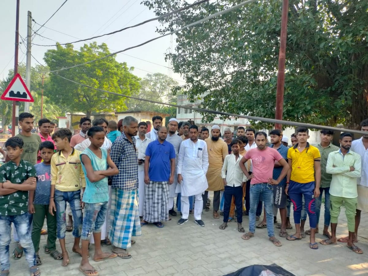 Thee died in accidident bike collided with tree dead bodies on road in azamgarh