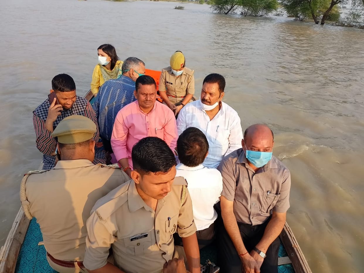DM along with MP, MLA visited flood affected areas by tractor, boat