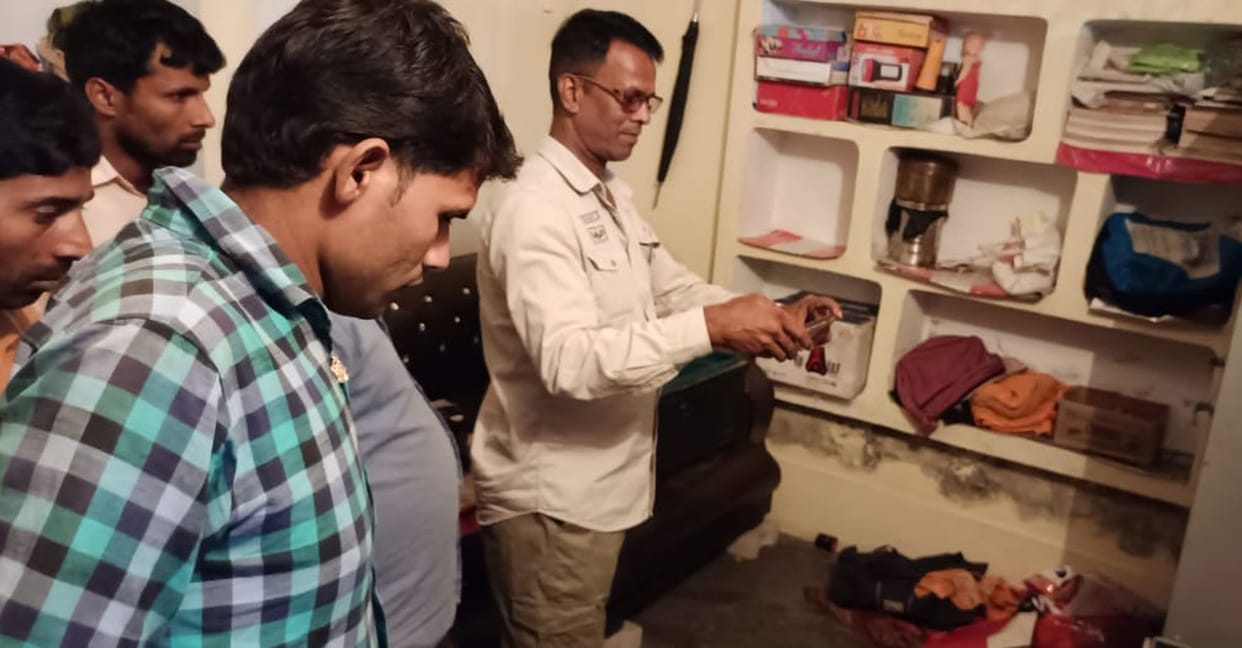 Thieves stole six lakh jewelery cash from three houses in village Boja
