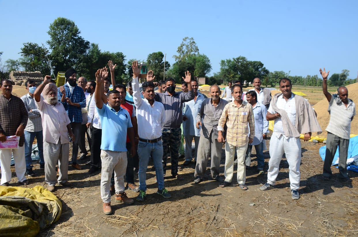 Frustrated by the rain, farmers demonstrated against the administrative system
