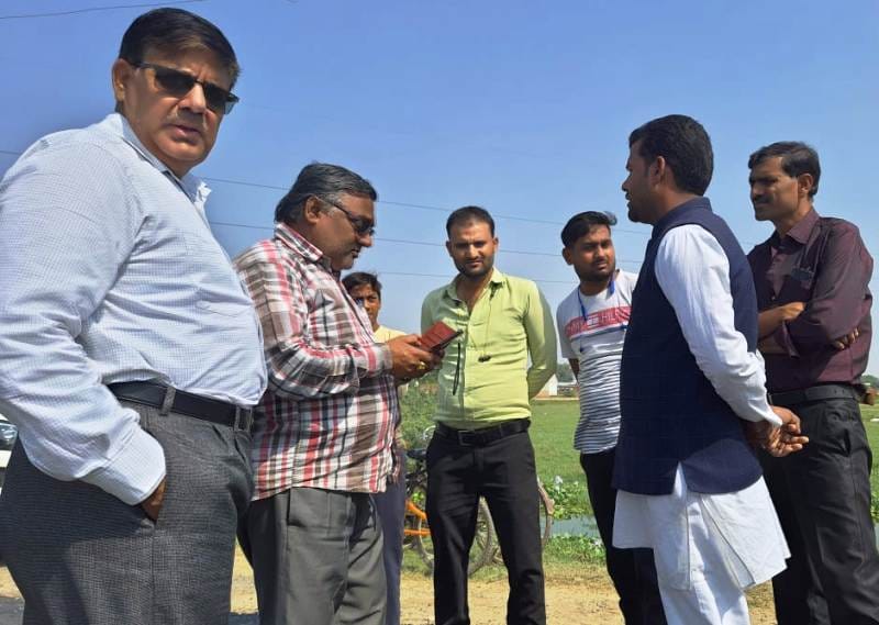 Accused of building a road keeping the standards in jeopardy, stopped the work by protesting