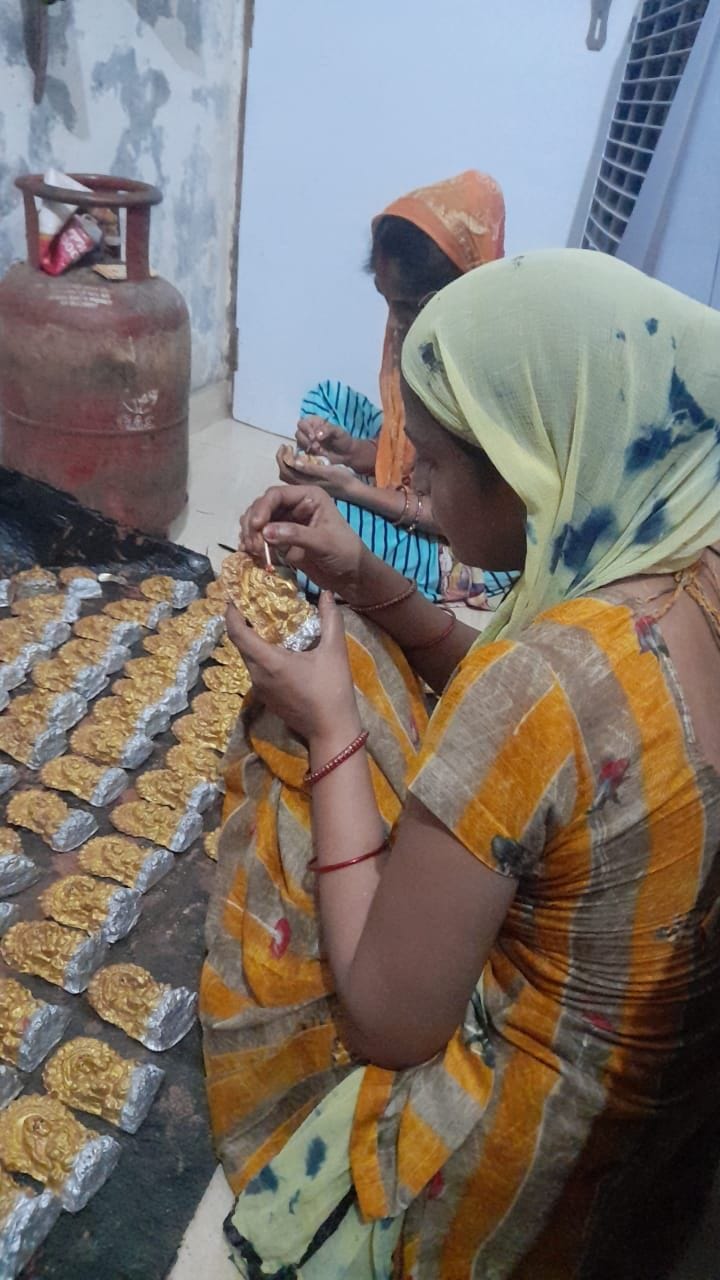 This time Diwali will be illuminated with cow dung lamps