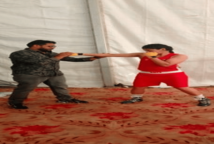 Bhiwanis Bamla villages daughter Jyoti showing strength in boxing competition in Hisar