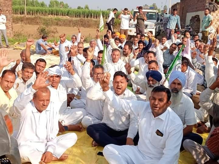 Electricity workers were held hostage and blocked the way to the village, Yamunanagar