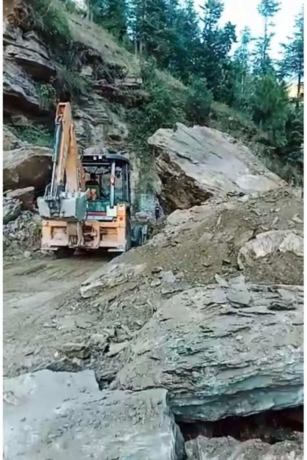 Traffic Stuck two hours due to landslide