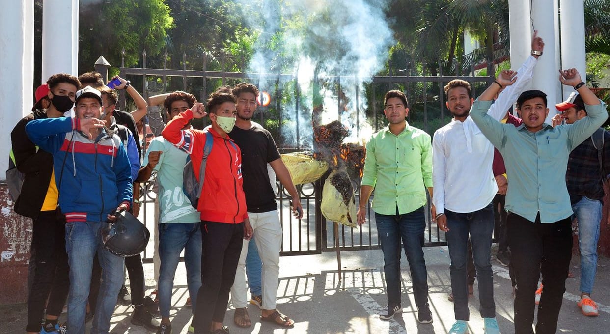 Students burnt the effigy of the Vice Chancellor of Garhwal University