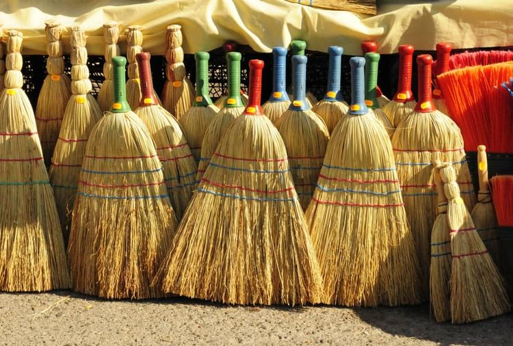 Things To Keep In Mind While Using Broom At Home Jhadu Se Jude Vastu