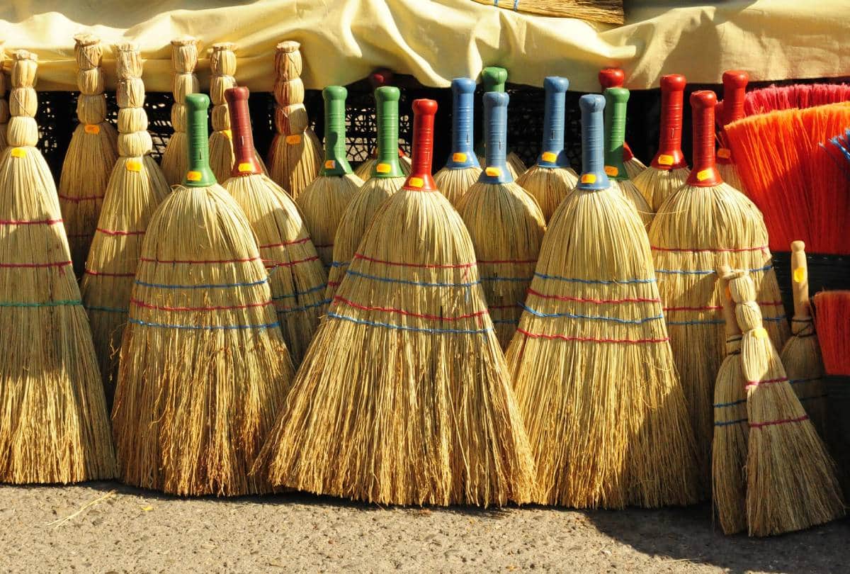 Vastu Tips Bringing Broom At Home on This day Will Be Bad Luck Know Auspicious Time to Bring Broom