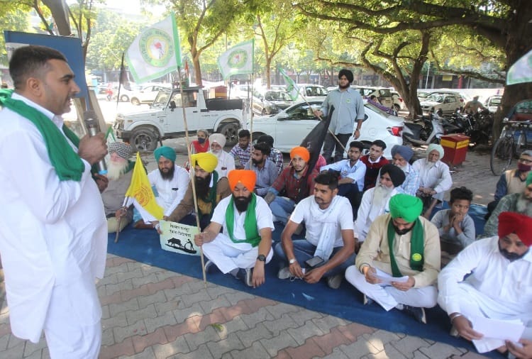 Farmers protest outside DC office in Chandigarh