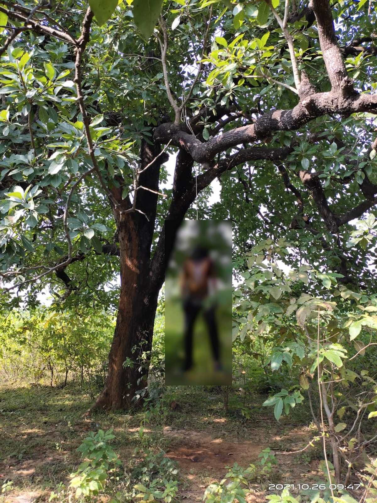 young man dead body found hanging from tree in forest in Chandauli