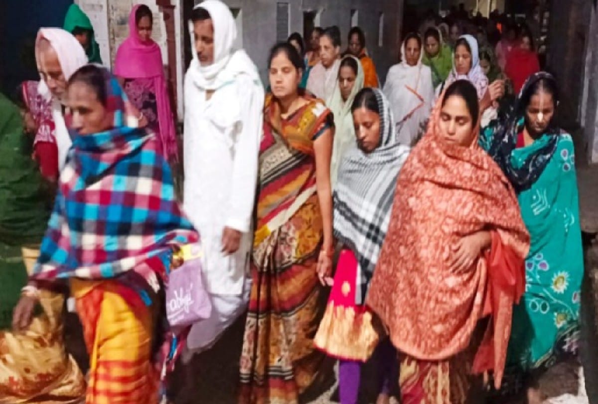 Ahoi Ashtami 2021 Devotees Take Bath In Radha Kund Blessings Of Having Children