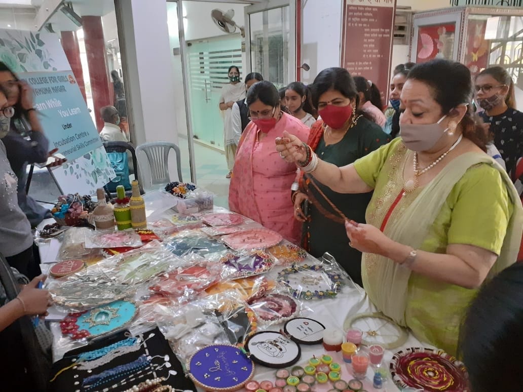 The skill of the hands of the girl students was shown in the exhibition, Yamunanagar