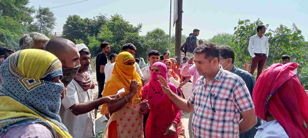 Farmers blocked the Narnaul-Rewari road for three and a half hours due to fertilizer