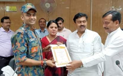 एनडीआरएफ के टीम लीडर का सम्मान करते गृह राज्यमंत्री अजय मिश्र टेनी।