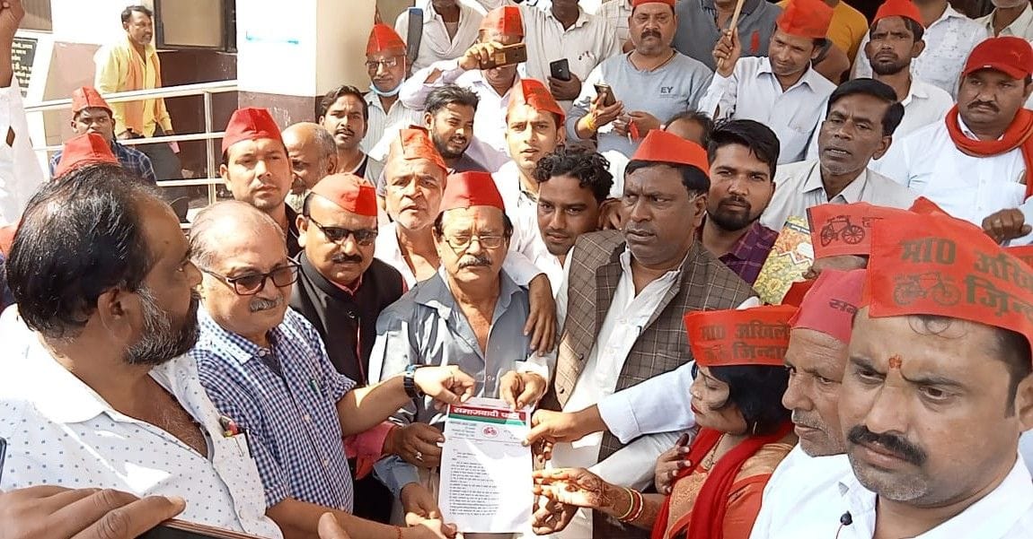 Hathras: Sapians picket in protest against negligence in preventing fever, dengue