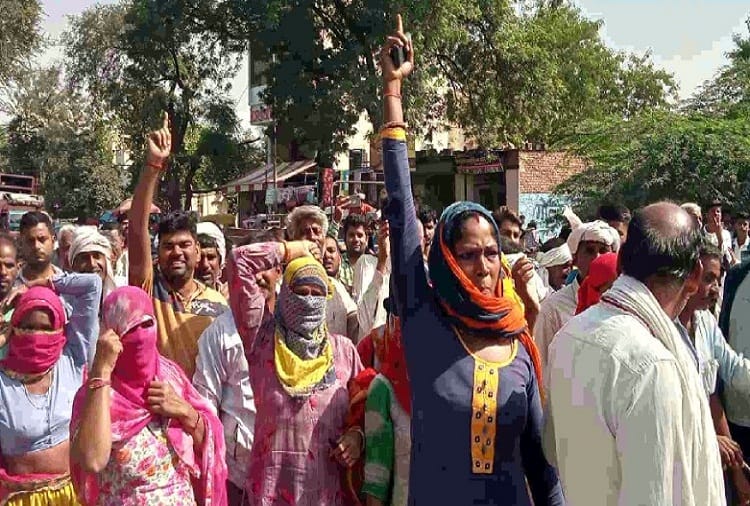Farmers blocked the road in Narnaul for Dap fertilizer