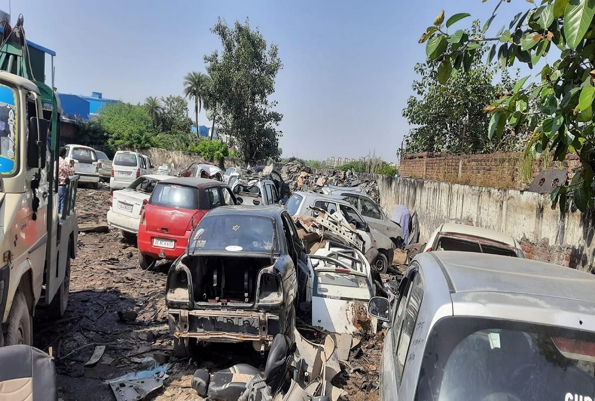 Ghaziabad Vehicles were being cut in the factory in Tronica City of loni police raided
