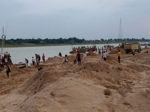Illegal sand mining in full swing at Burr Ghat