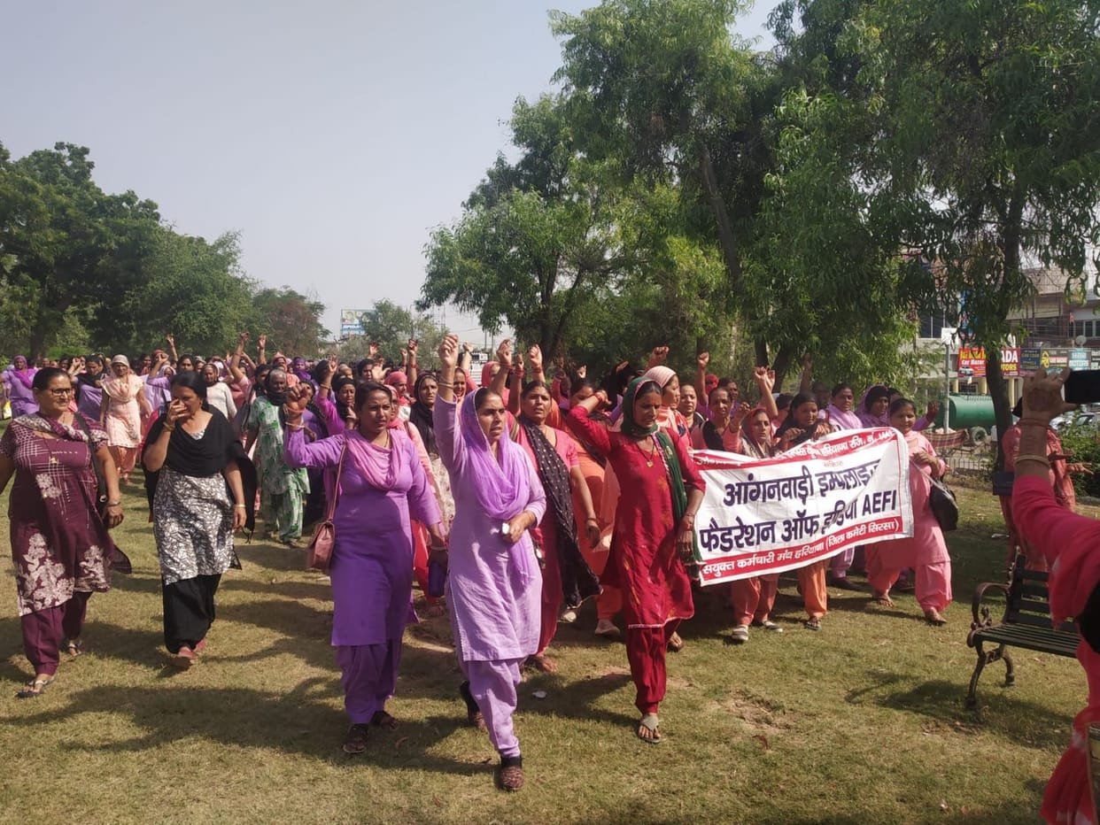 Anganwadi workers and helpers gherao the MLA's office