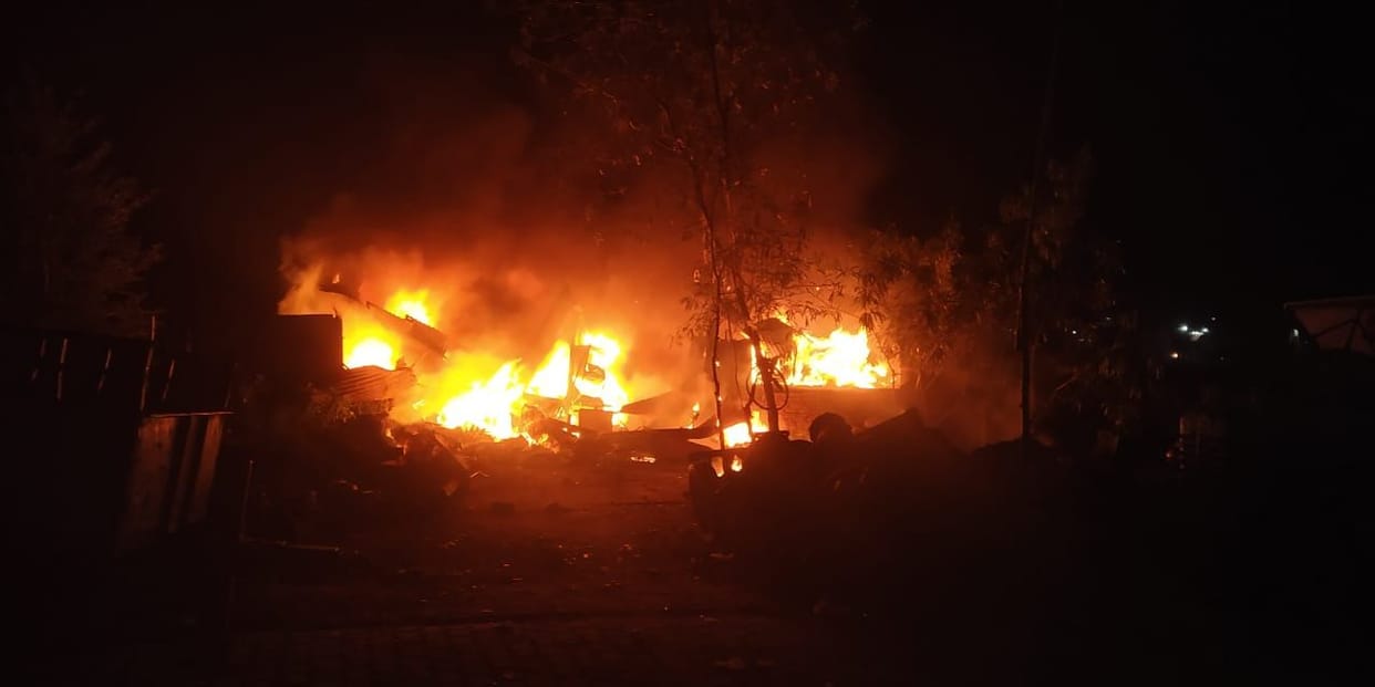Fire breaks out in junk shop, loss of lakhs