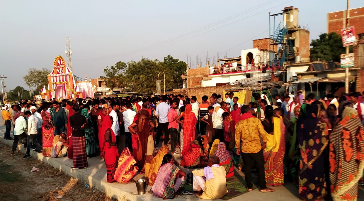 Villagers agitated as soon as the body of the young man reached, stopped the way