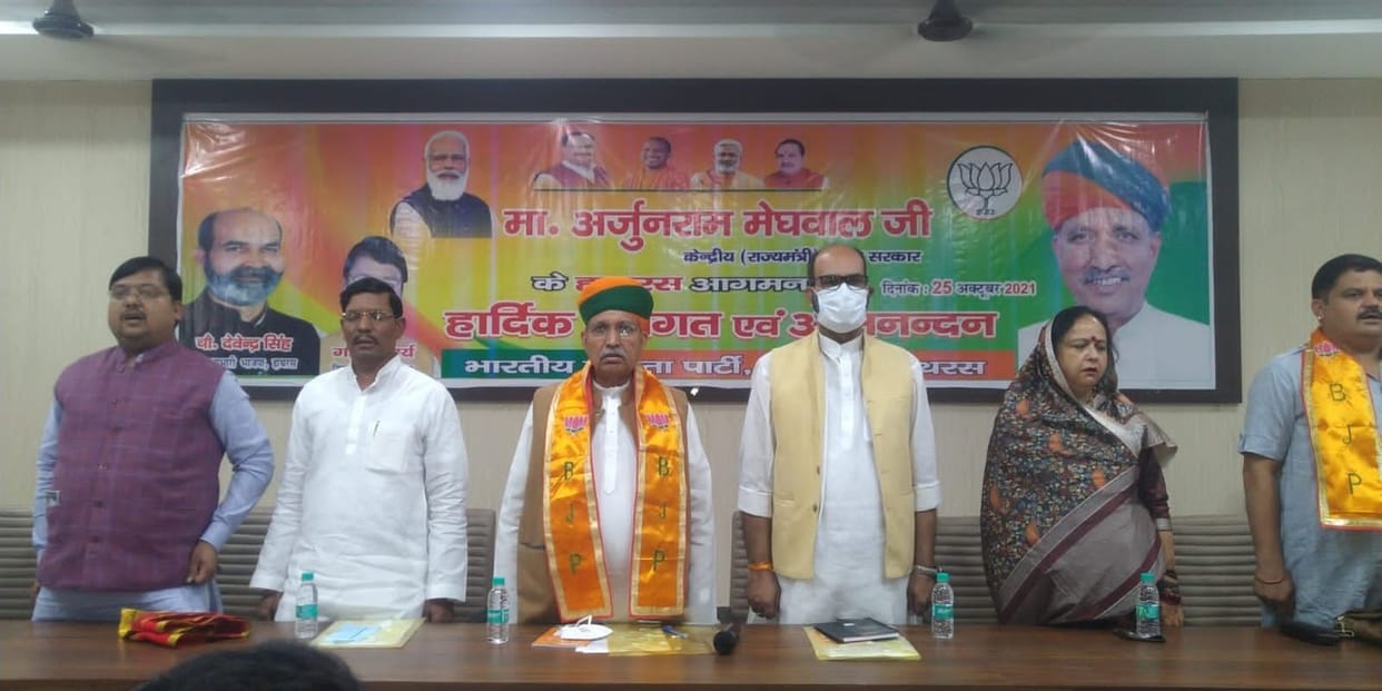 Hathras: Make people aware about the schemes of the central and state government