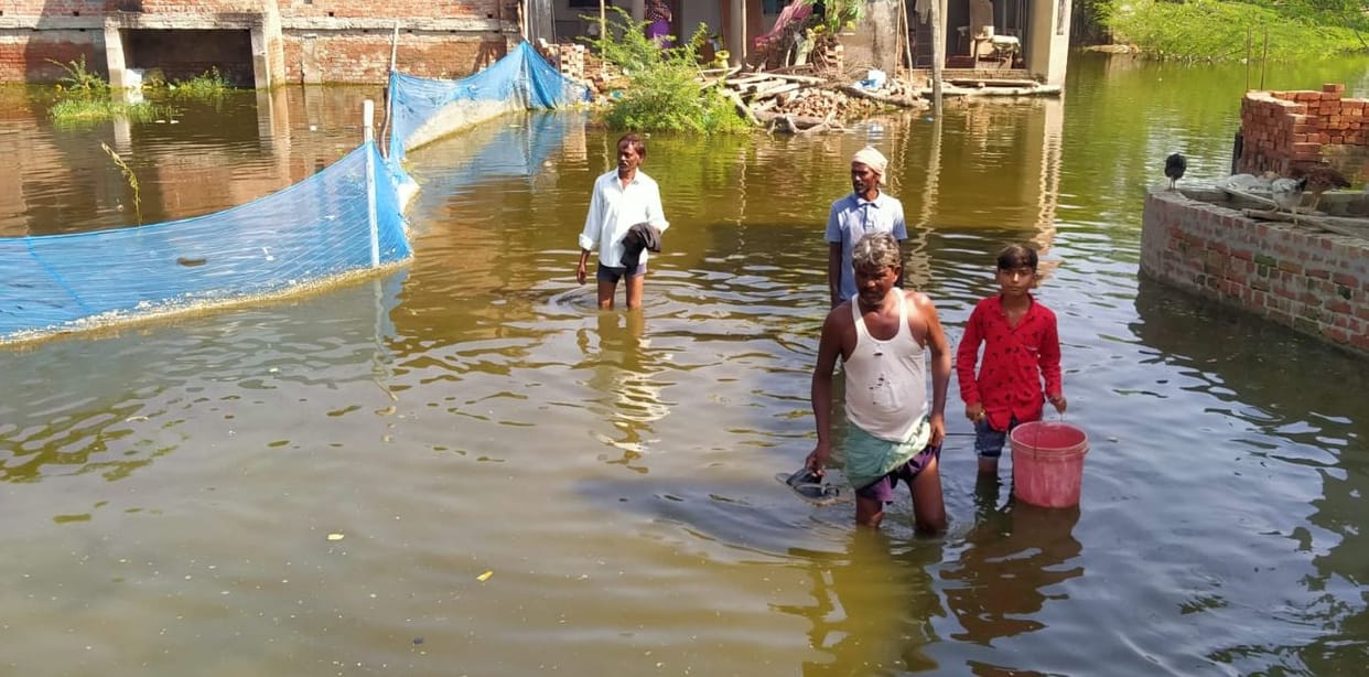 Water logging on the roads of Chhiwlaha, difficult to get out