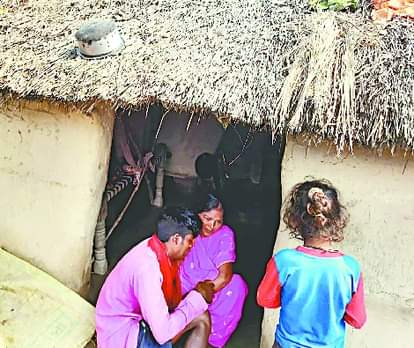 गमजदा घरवाले।