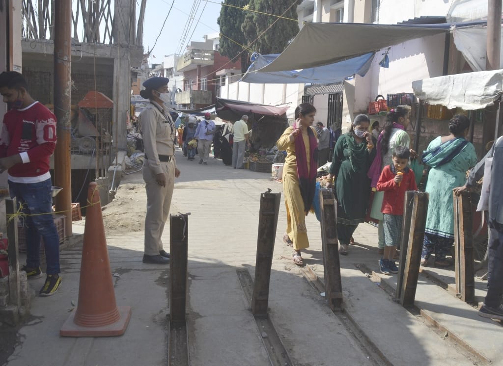 all road ways in nahan city baricated by police