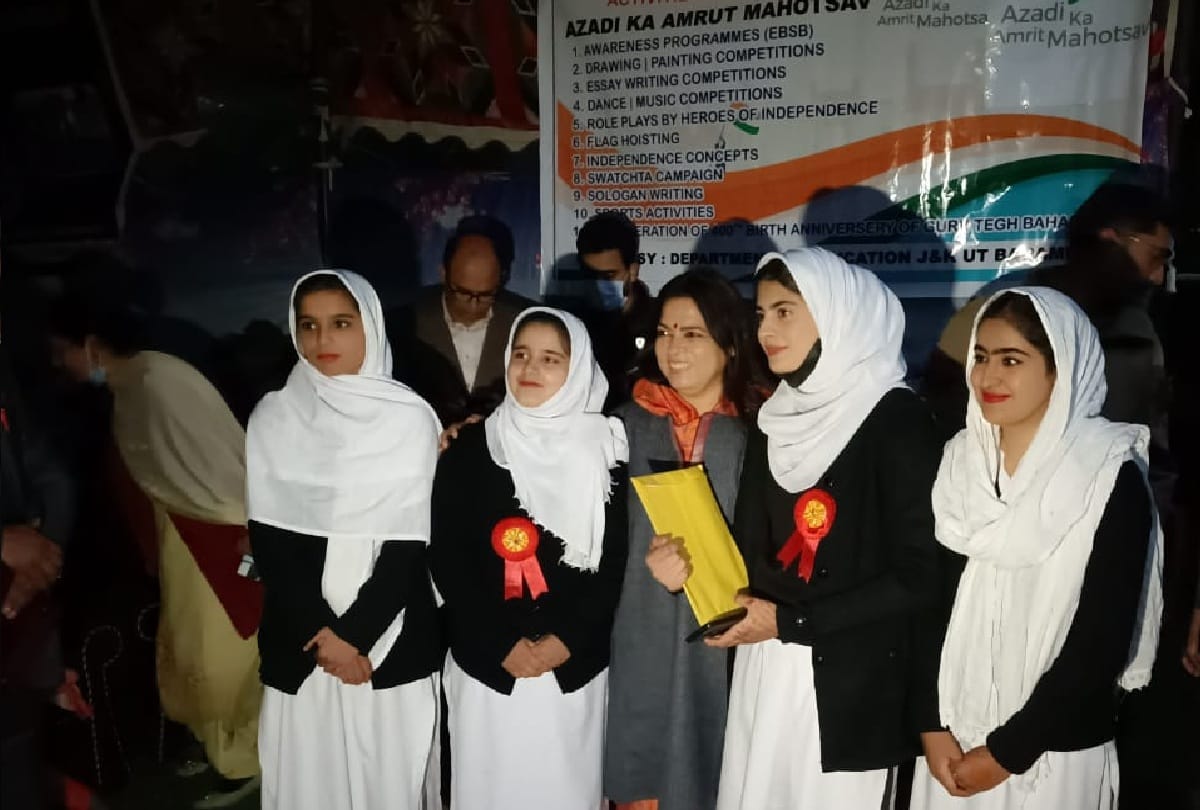 Union Minister of State Meenakshi Lekhi reached Baramulla in Jammu and Kashmir interacted with public representatives