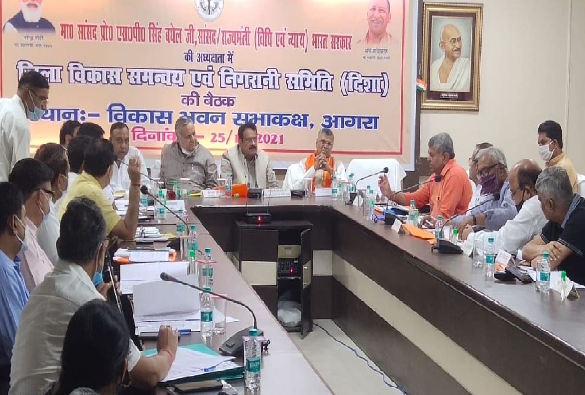 Argument between BJP MLA and Mayor over the size of the name on the foundation stone in Agra