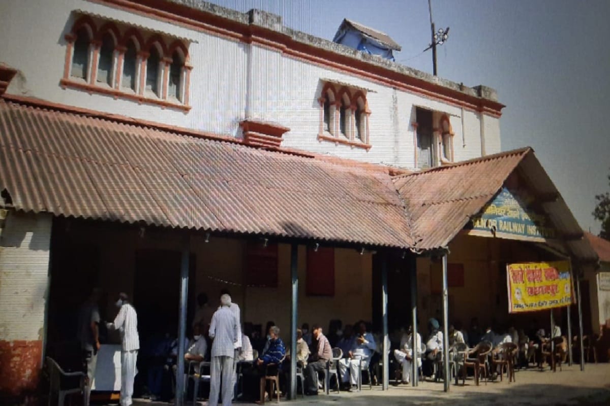 UP News: 131 year old senior railway station is collapsing in Saharanpur district