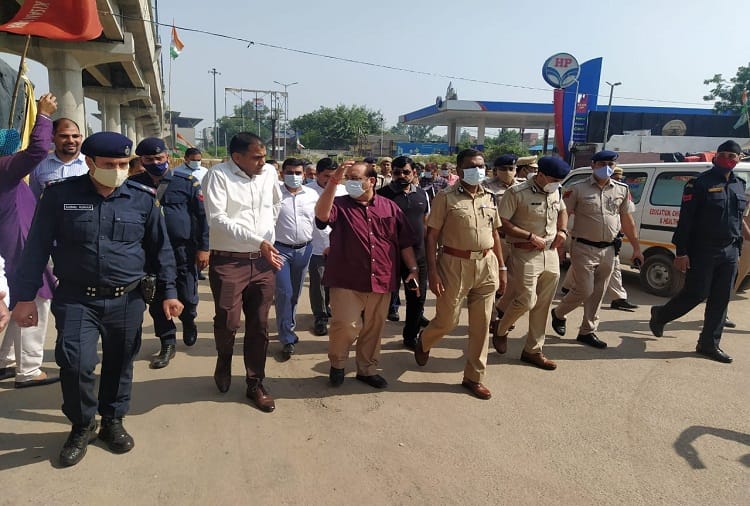 Officers search possibilities to open the way at Tikri border