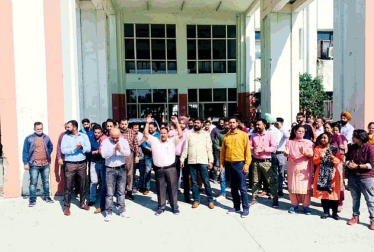 Government employees took out a fury rally in Pathankot