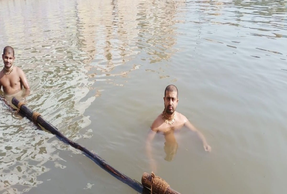 Ahoi Ashtami 2021 Devotees Take Bath In Radha Kund Blessings Of Having Children