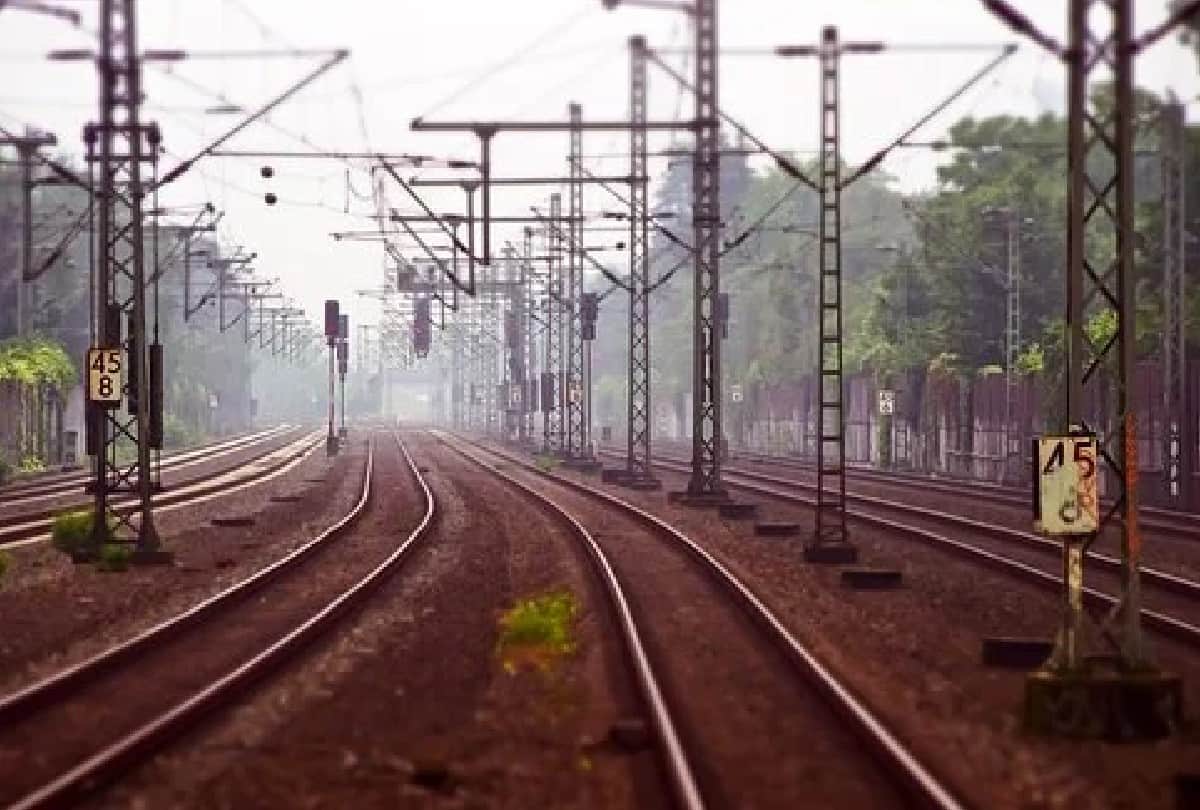 interesting facts of railway track that why tracks do not rust know the reason behind it
