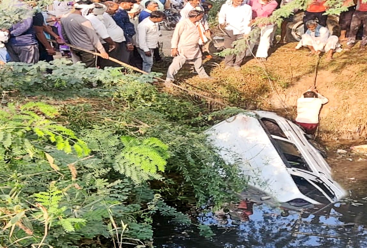 school van fell into a deep pit in fatehpur sikri agra