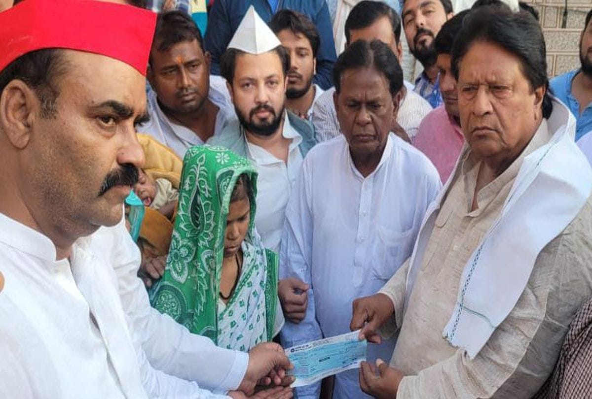 Death In Police Custody Case Akhilesh Yadav Give Ten Lakh Rupees Cheque To Arun Wife Sonam