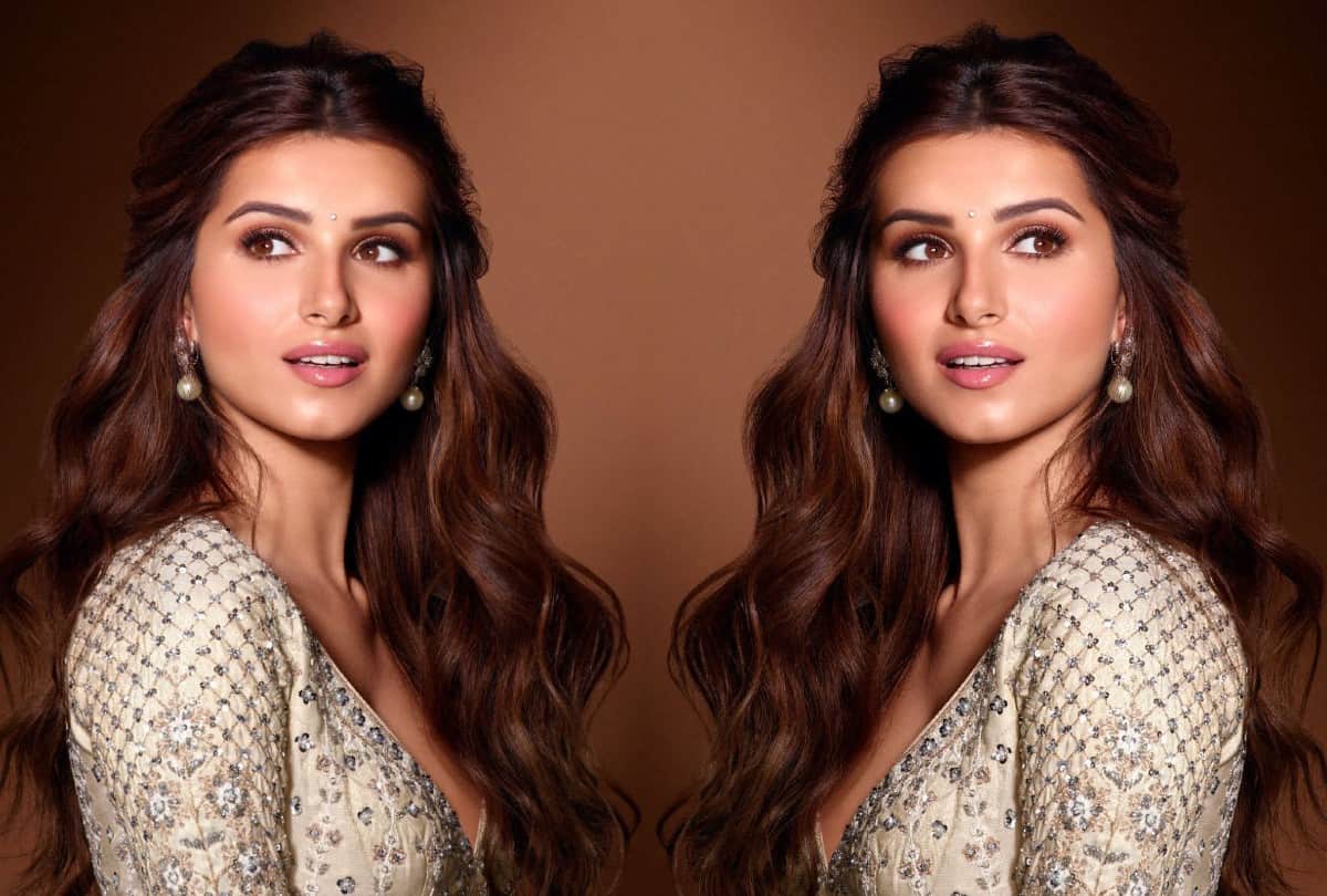 tara sutaria looking extremely gorgeous in red saree with backless blouse