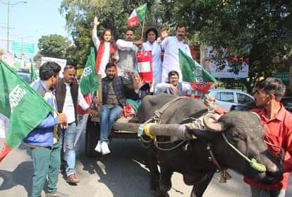 Dehradun News: UKD  Bhainsa Buggi Rally against Inflation and Unemployment Photos