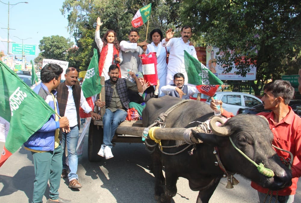 Dehradun News: UKD  Bhainsa Buggi Rally against Inflation and Unemployment Photos