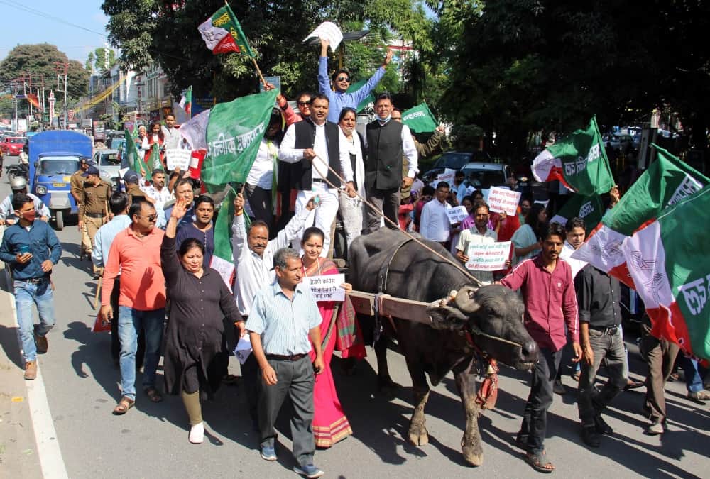 Dehradun News: UKD  Bhainsa Buggi Rally against Inflation and Unemployment Photos