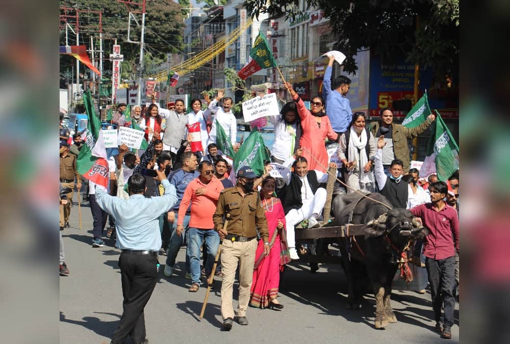 Dehradun News: UKD  Bhainsa Buggi Rally against Inflation and Unemployment Photos